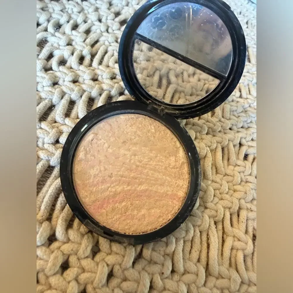 Laura Gellar Baked Balance powder in porcelain 60% full